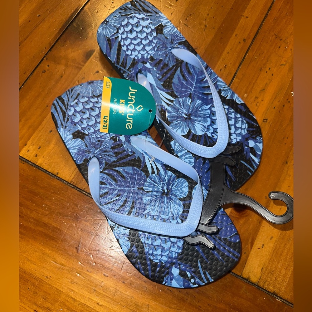 NEW NWT 2/3 Juncture Blue Floral Flip Flops. MUST BE BUNDLED